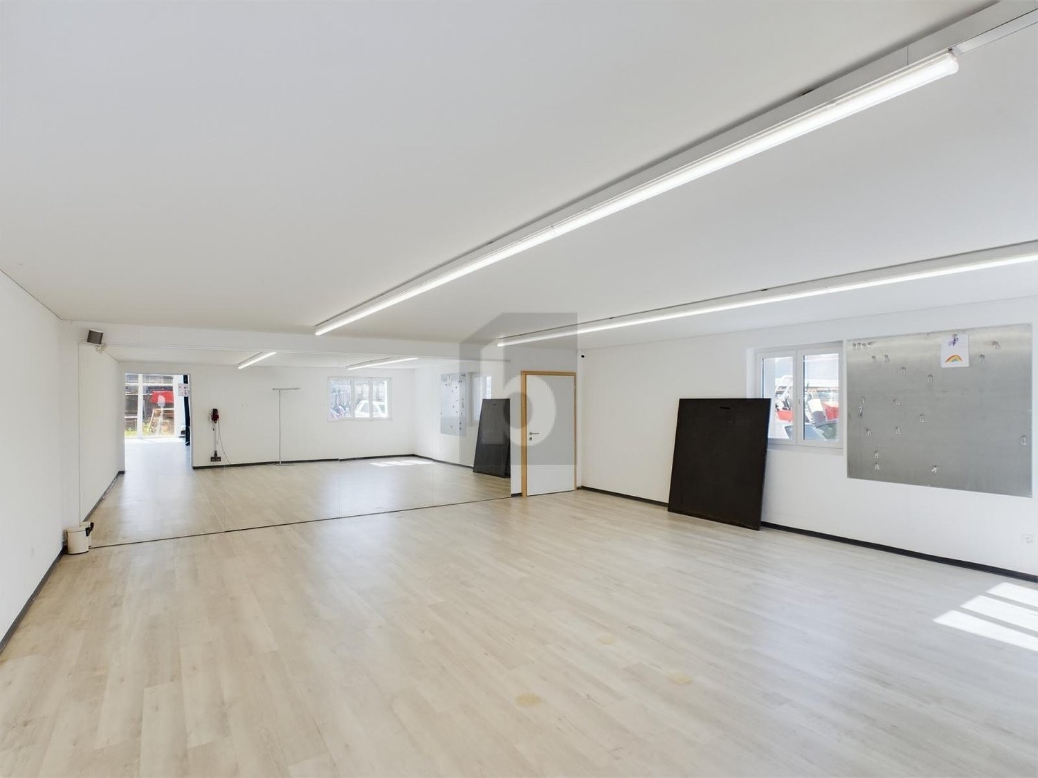 170m² shop