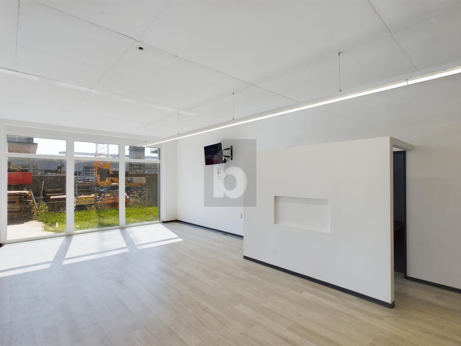 170m² shop