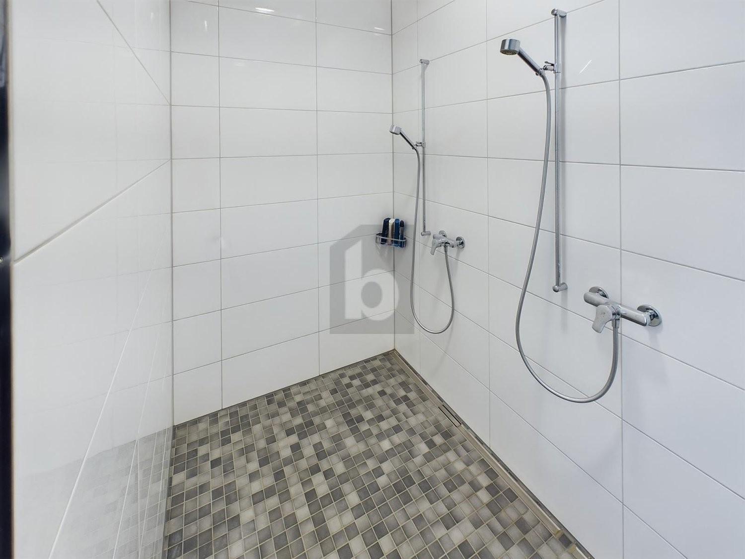 170m² shop