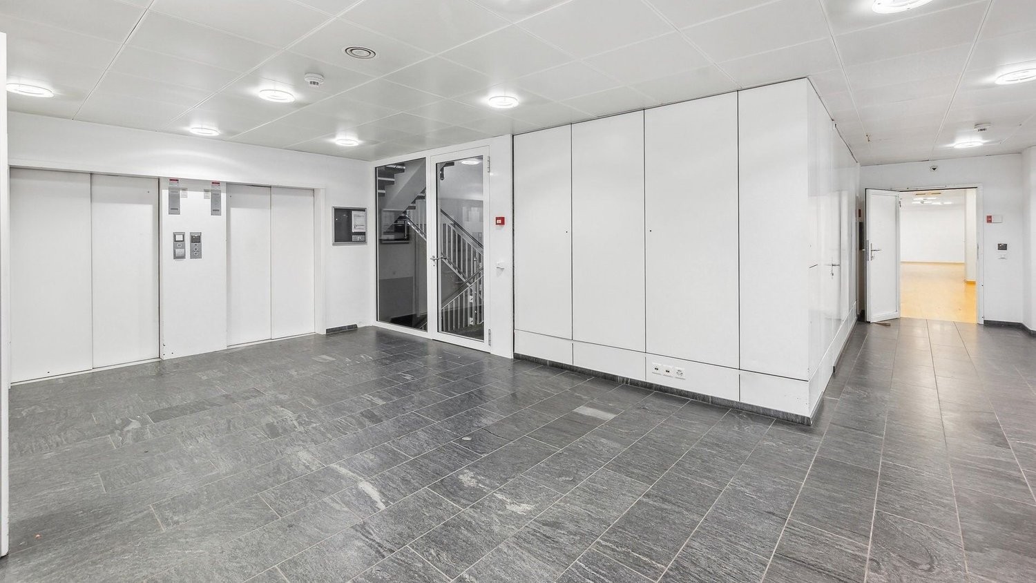 490m² office