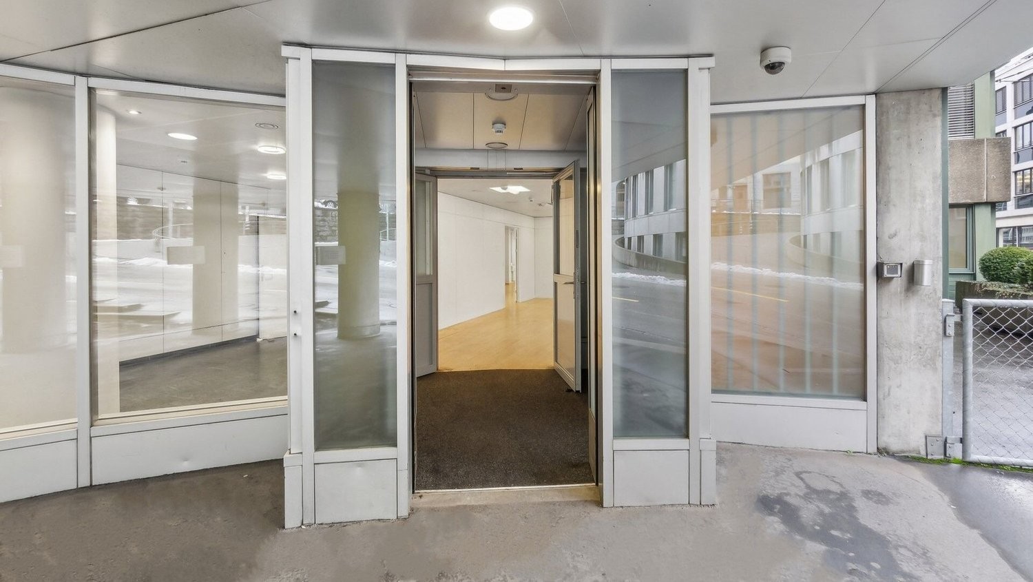 490m² office