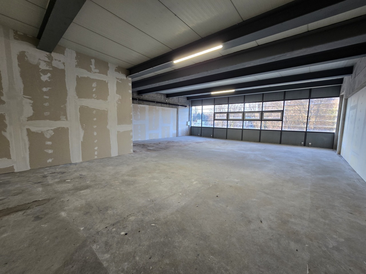 130m² workshop