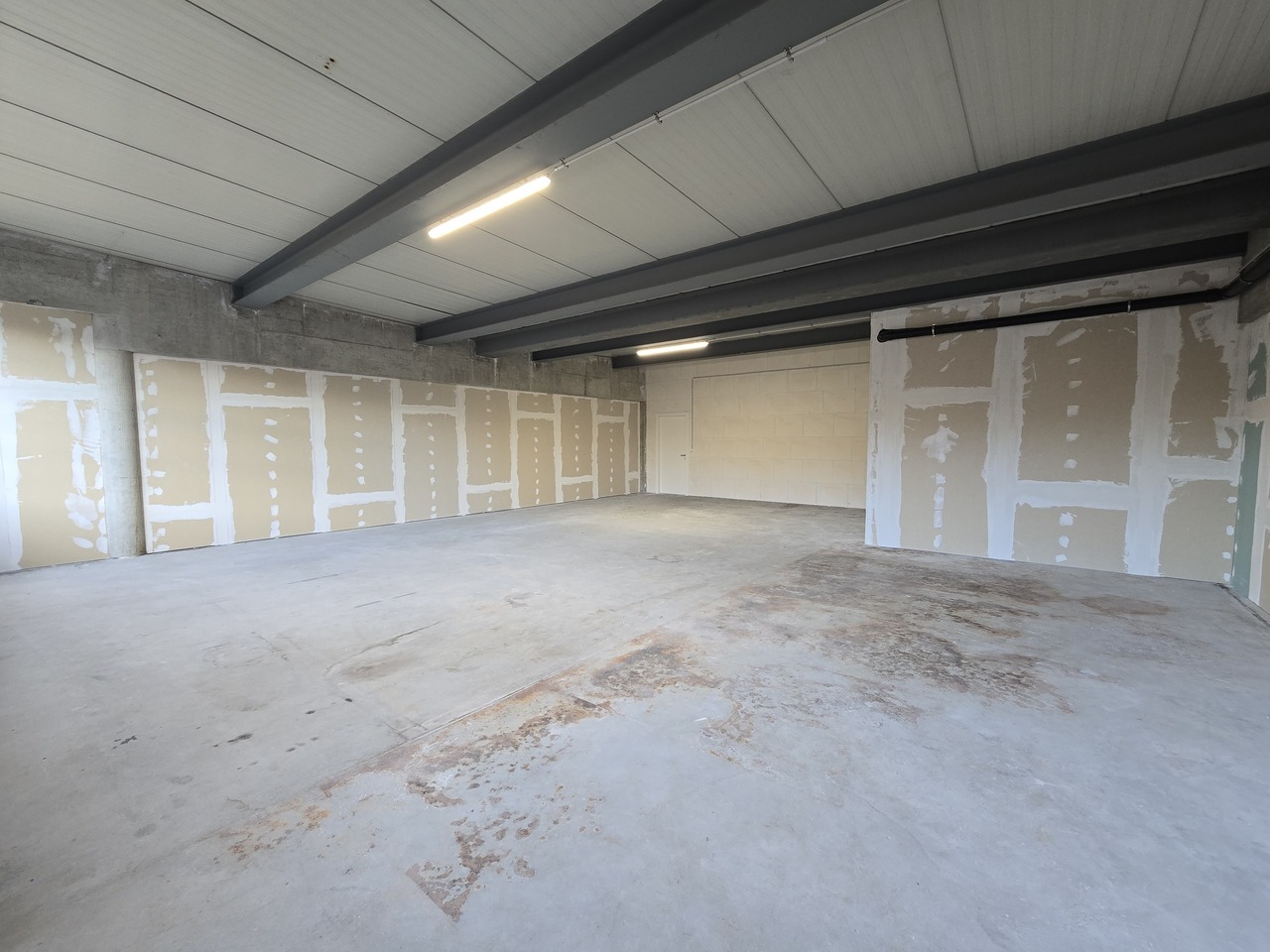 130m² workshop