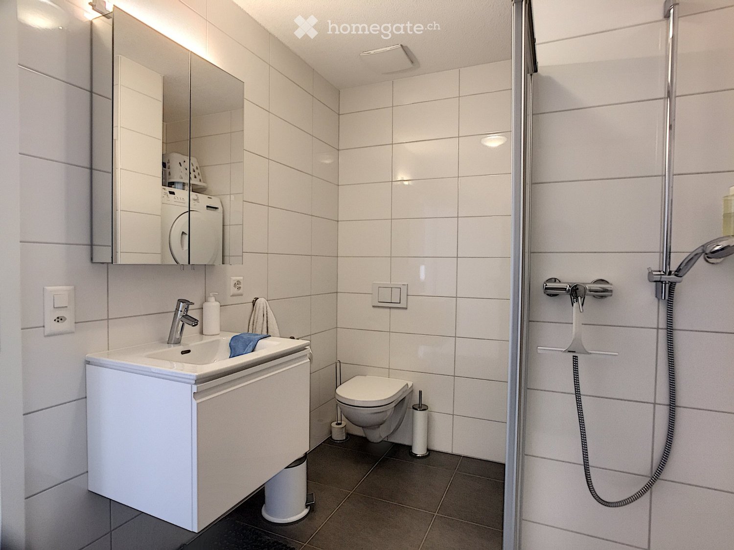 3 ½ Zimmer Wohnung","description":"3.5-Zimmer-Wohnung westlich des Stadtzentrums von Sierre (ch. des Vendanges 5). Qualitätsbau, Südausrichtung, hell, Bergblick. Nähe zum Bahnhof (15 Min. zu Fuss), zum Stadtzentrum und zu allen Annehmlichkeiten. Autobahnanschlüsse in 3 Min.   
  
Beschreibung: geleg