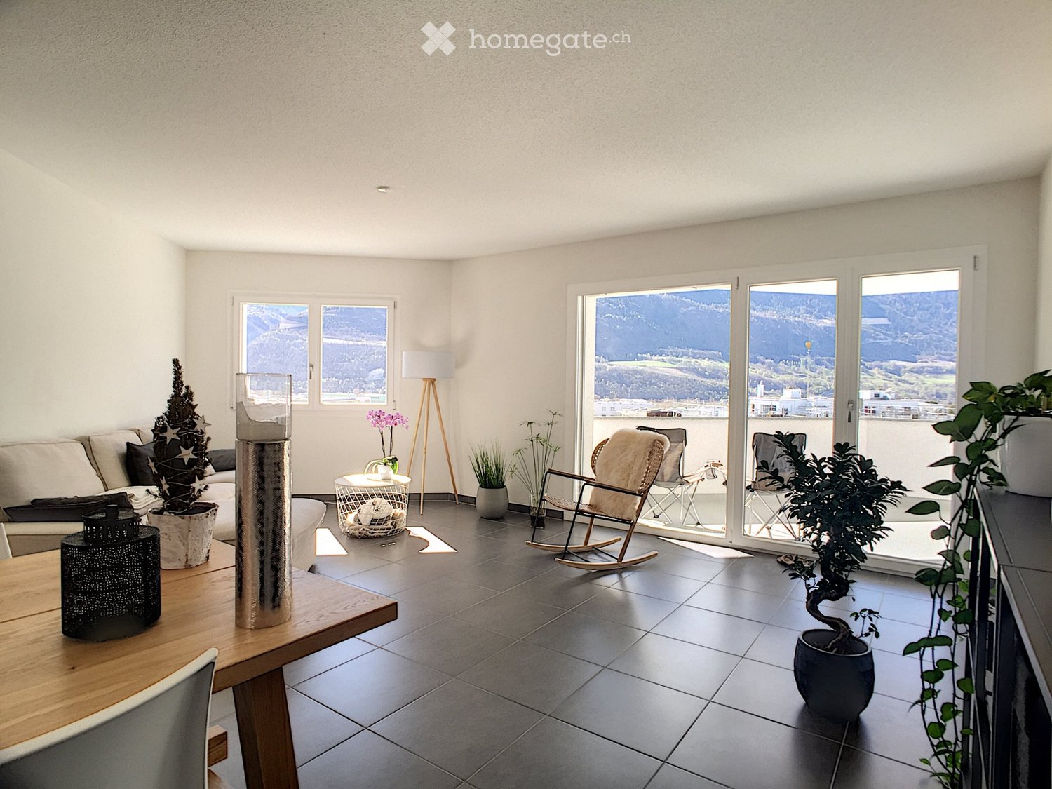 3 ½ Zimmer Wohnung","description":"3.5-Zimmer-Wohnung westlich des Stadtzentrums von Sierre (ch. des Vendanges 5). Qualitätsbau, Südausrichtung, hell, Bergblick. Nähe zum Bahnhof (15 Min. zu Fuss), zum Stadtzentrum und zu allen Annehmlichkeiten. Autobahnanschlüsse in 3 Min.   
  
Beschreibung: geleg