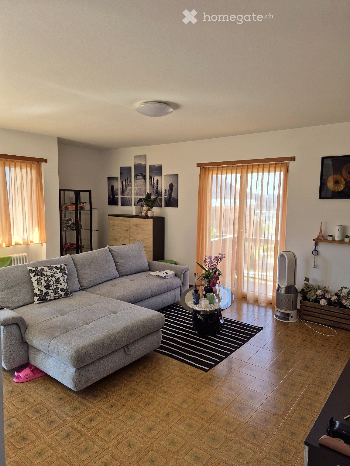 3 ½ Zimmer Wohnung
Nachfolge in einer 3.5-Zimmer-Wohnung von ca. 80mq, gelegen im 2. Stock eines kleinen Gebäudes mit 6 Einheiten.
Die Wohnung besteht aus einem hellen Wohnzimmer mit Essbereich, separater Küche, Hauptschlafzimmer, zweitem Zimmer/Arbeitszimmer, Badezimmer mit Badewanne und 2 grosse, Foto 1 von 5