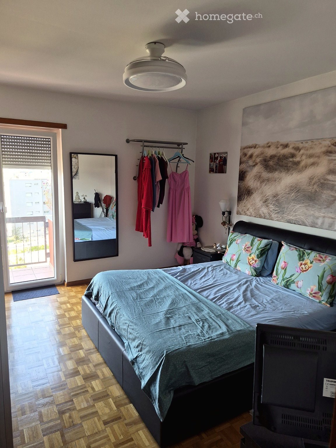 3 ½ Zimmer Wohnung
Nachfolge in einer 3.5-Zimmer-Wohnung von ca. 80mq, gelegen im 2. Stock eines kleinen Gebäudes mit 6 Einheiten.
Die Wohnung besteht aus einem hellen Wohnzimmer mit Essbereich, separater Küche, Hauptschlafzimmer, zweitem Zimmer/Arbeitszimmer, Badezimmer mit Badewanne und 2 grosse, Foto 3 von 5