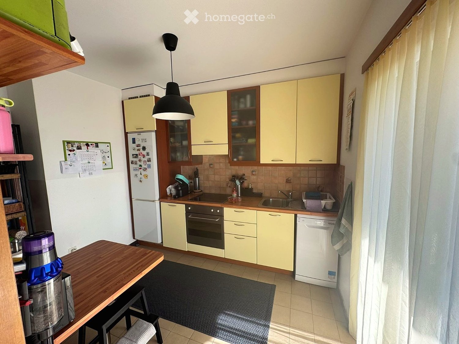 3 ½ Zimmer Wohnung
Nachfolge in einer 3.5-Zimmer-Wohnung von ca. 80mq, gelegen im 2. Stock eines kleinen Gebäudes mit 6 Einheiten.
Die Wohnung besteht aus einem hellen Wohnzimmer mit Essbereich, separater Küche, Hauptschlafzimmer, zweitem Zimmer/Arbeitszimmer, Badezimmer mit Badewanne und 2 grosse, Foto 2 von 5