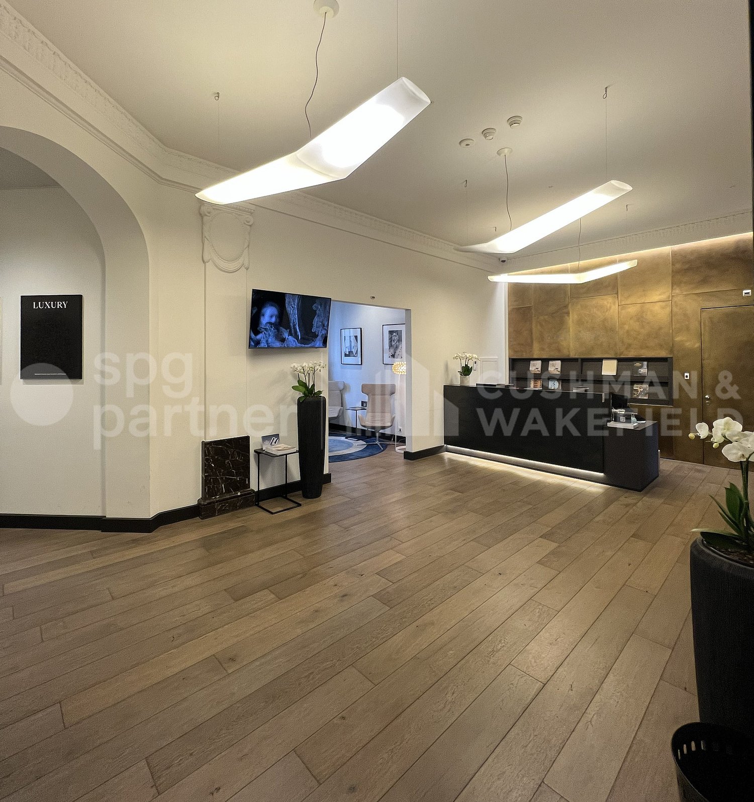 925m² office