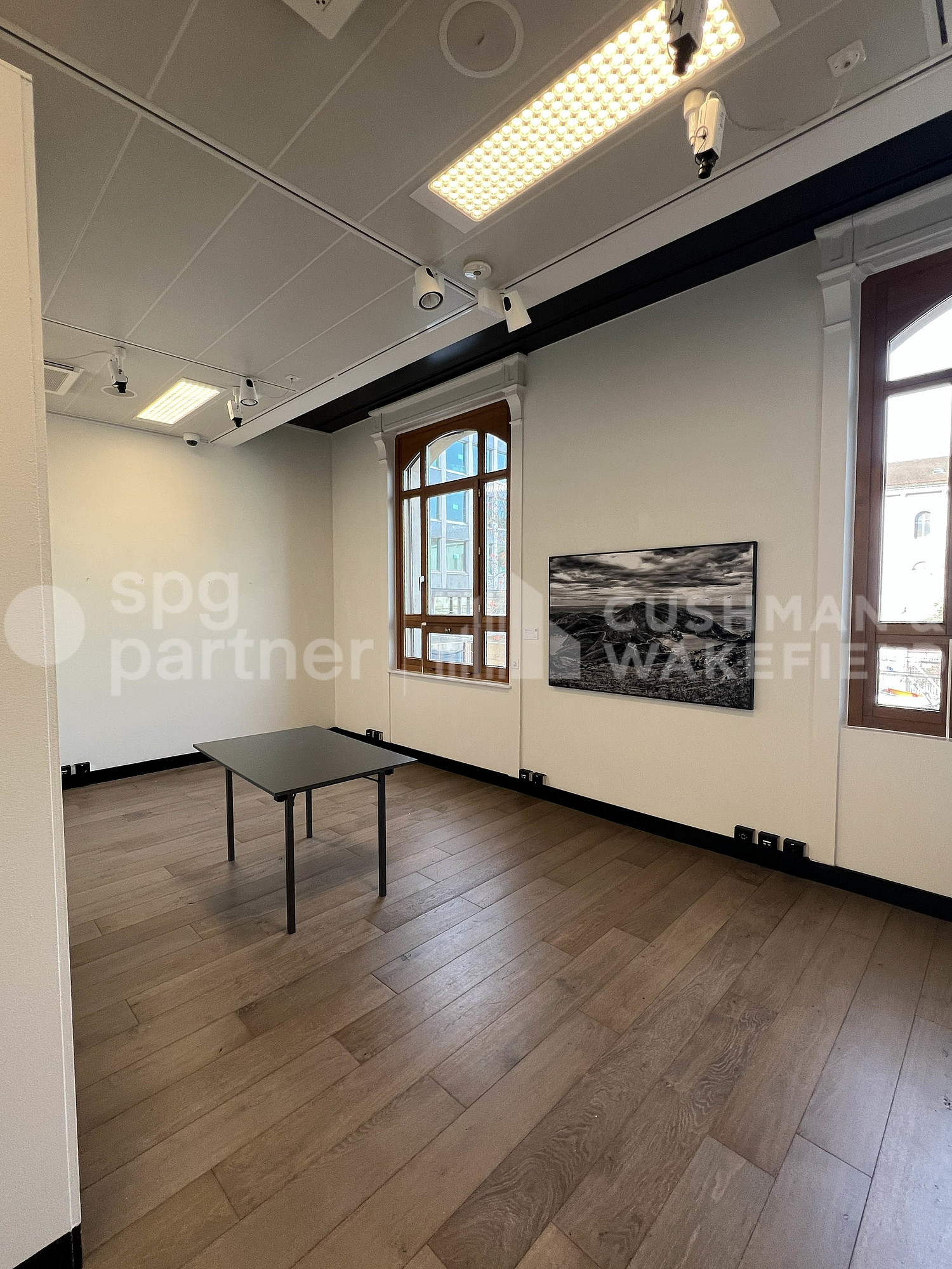 925m² office