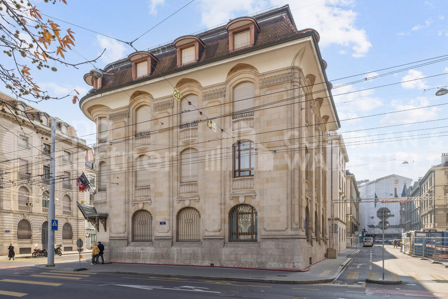 925m² office