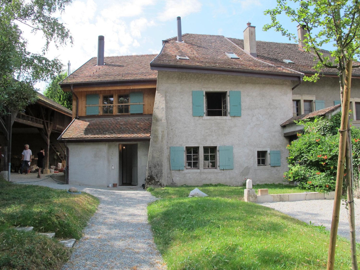 6 ½ Zimmer Einfamilienhaus

Ehemaliges Wohnhaus, im Dorfzentrum mit Geschmack vergrössert und renoviert.   
  
\- EG: Halle, WC Besucher, Küche, Keller, Wohn-Esszimmer   
\- 1. Stock: 3 Schlafzimmer, Badezimmer-WC, Duschzimmer-WC   
\- Dachgeschoss: Flur, 2 Schlafzimmer   
\- Dachboden: 1 Speicher. 