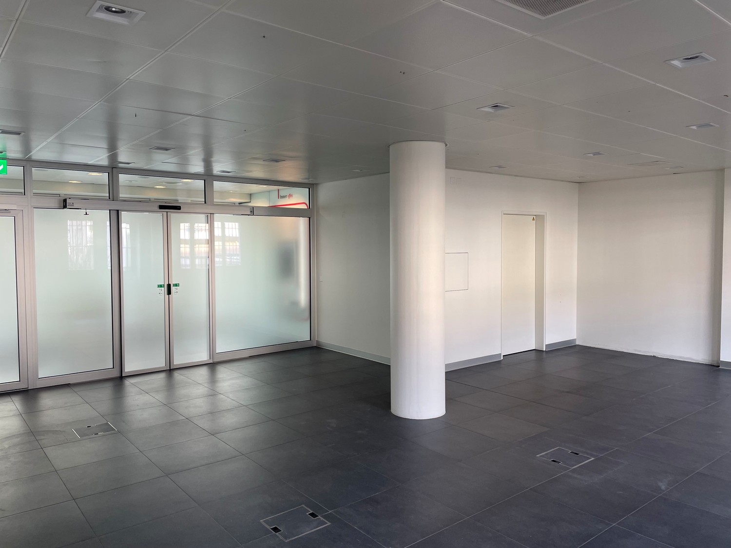 64m² commercial