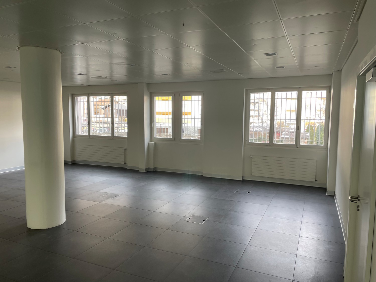 64m² commercial