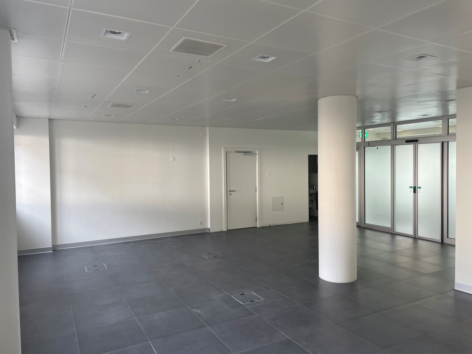 64m² commercial