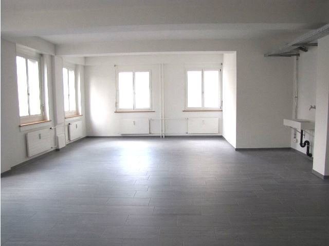 Bureau de 65m²

Au centre d'Uster, nous louons un bureau.

La pièce lumineuse et spacieuse a été dotée d'un beau sol en pierre et dispose également d'un lavabo.
Un ascenseur ainsi que les toilettes communes se trouvent dans la cage d'escalier.

L'attrayant bâtiment protégé par les monuments historiq