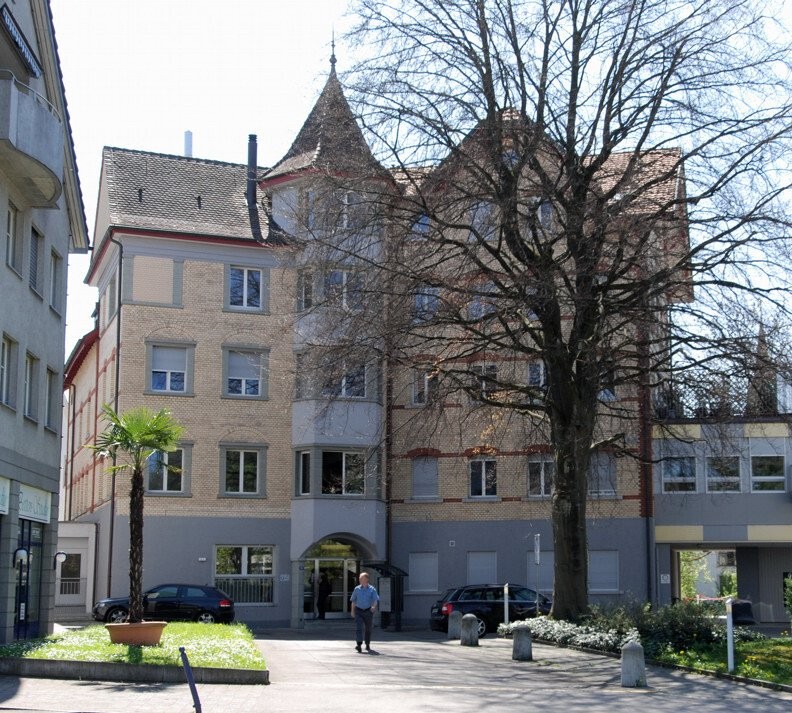 Bureau de 65m²

Au centre d'Uster, nous louons un bureau.

La pièce lumineuse et spacieuse a été dotée d'un beau sol en pierre et dispose également d'un lavabo.
Un ascenseur ainsi que les toilettes communes se trouvent dans la cage d'escalier.

L'attrayant bâtiment protégé par les monuments historiq