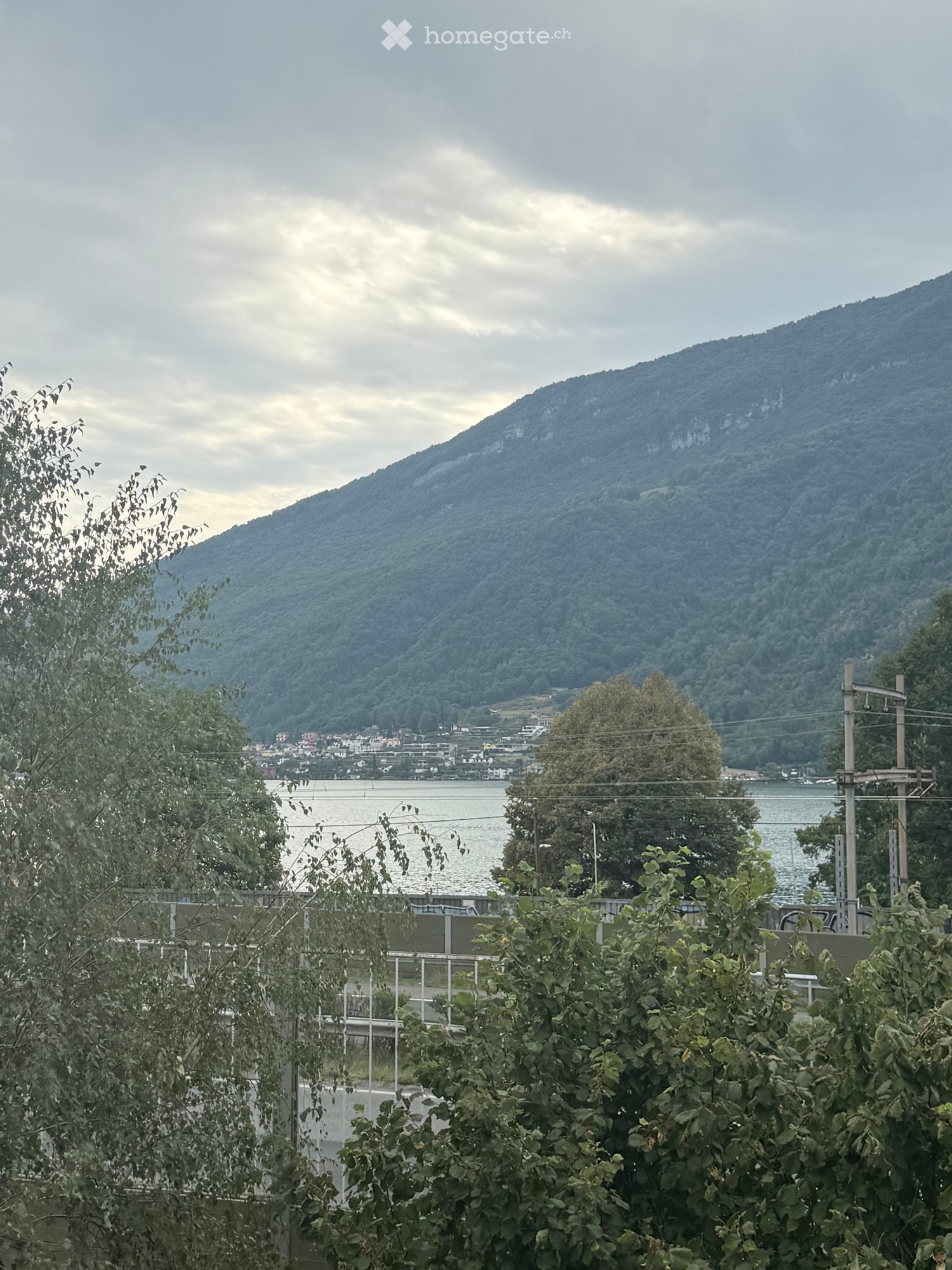 Appartement de 2,5 pièces, finitions standard supérieur, cuisine meublée, WC-douche, buanderie, chambre spacieuse et lumineuse, chauffage au sol, fibre optique déjà installée, parking privé couvert, libre immédiatement. 

A louer ou à vendre, dans un nouvel immeuble (2026) de seulement 7 appartement, photo 5 sur 5