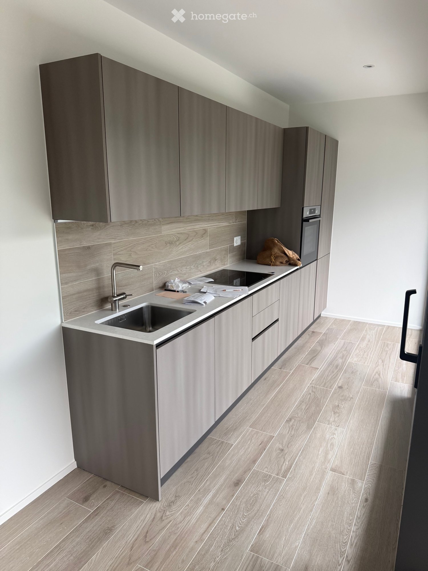 Appartement de 2,5 pièces, finitions standard supérieur, cuisine meublée, WC-douche, buanderie, chambre spacieuse et lumineuse, chauffage au sol, fibre optique déjà installée, parking privé couvert, libre immédiatement. 

A louer ou à vendre, dans un nouvel immeuble (2026) de seulement 7 appartement, photo 3 sur 5