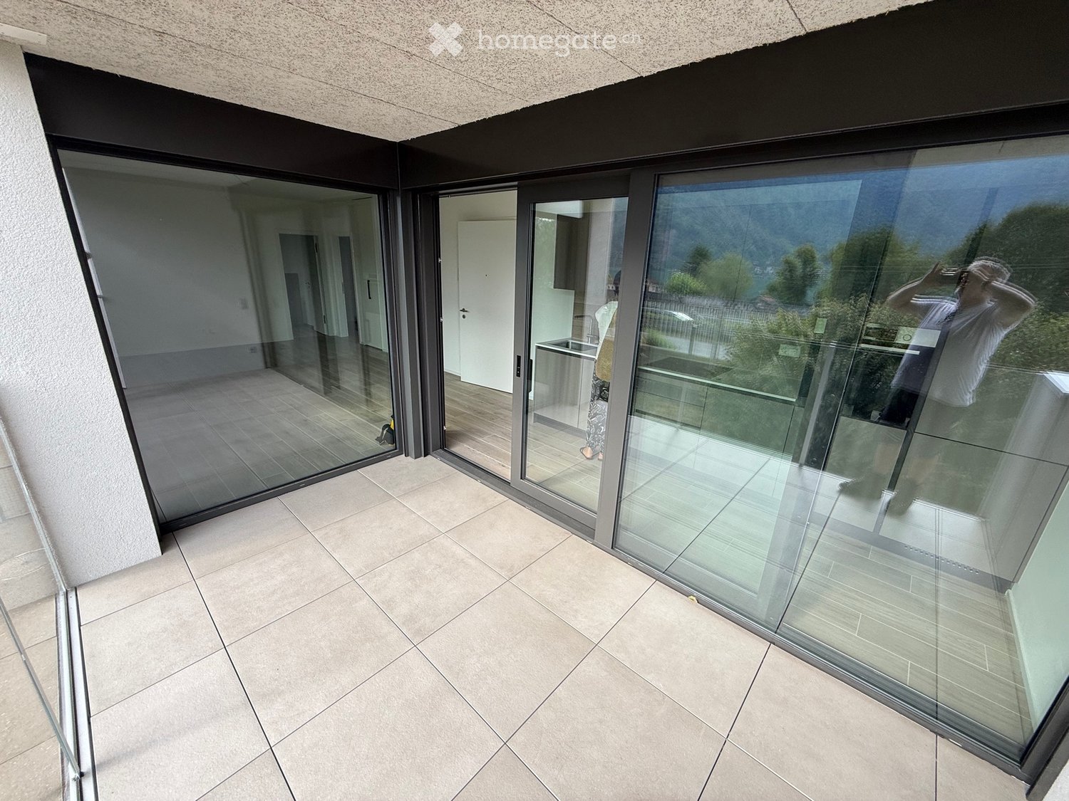 Appartement de 2,5 pièces, finitions standard supérieur, cuisine meublée, WC-douche, buanderie, chambre spacieuse et lumineuse, chauffage au sol, fibre optique déjà installée, parking privé couvert, libre immédiatement. 

A louer ou à vendre, dans un nouvel immeuble (2026) de seulement 7 appartement, photo 2 sur 5