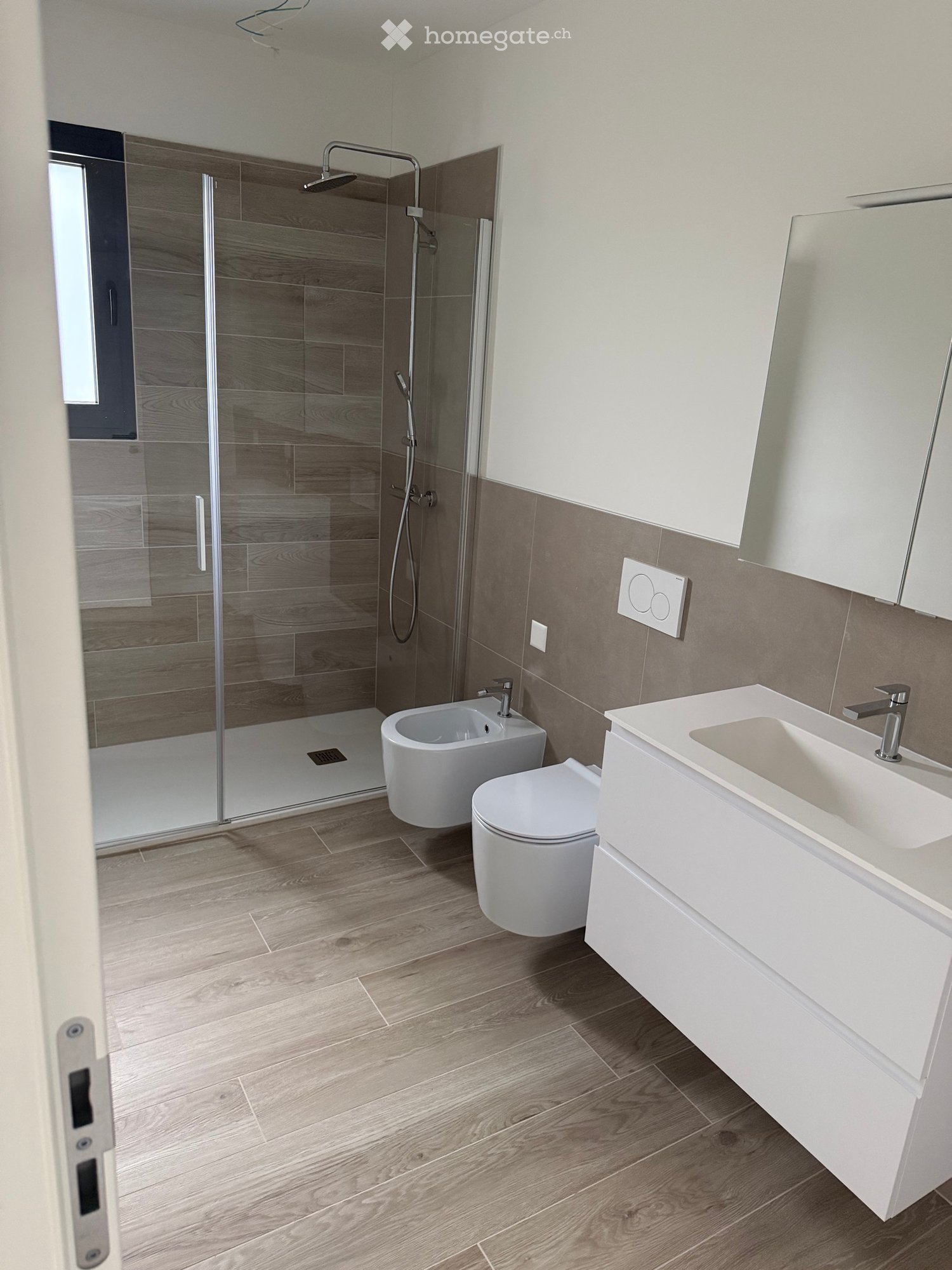 Appartement de 2,5 pièces, finitions standard supérieur, cuisine meublée, WC-douche, buanderie, chambre spacieuse et lumineuse, chauffage au sol, fibre optique déjà installée, parking privé couvert, libre immédiatement. 

A louer ou à vendre, dans un nouvel immeuble (2026) de seulement 7 appartement, photo 4 sur 5