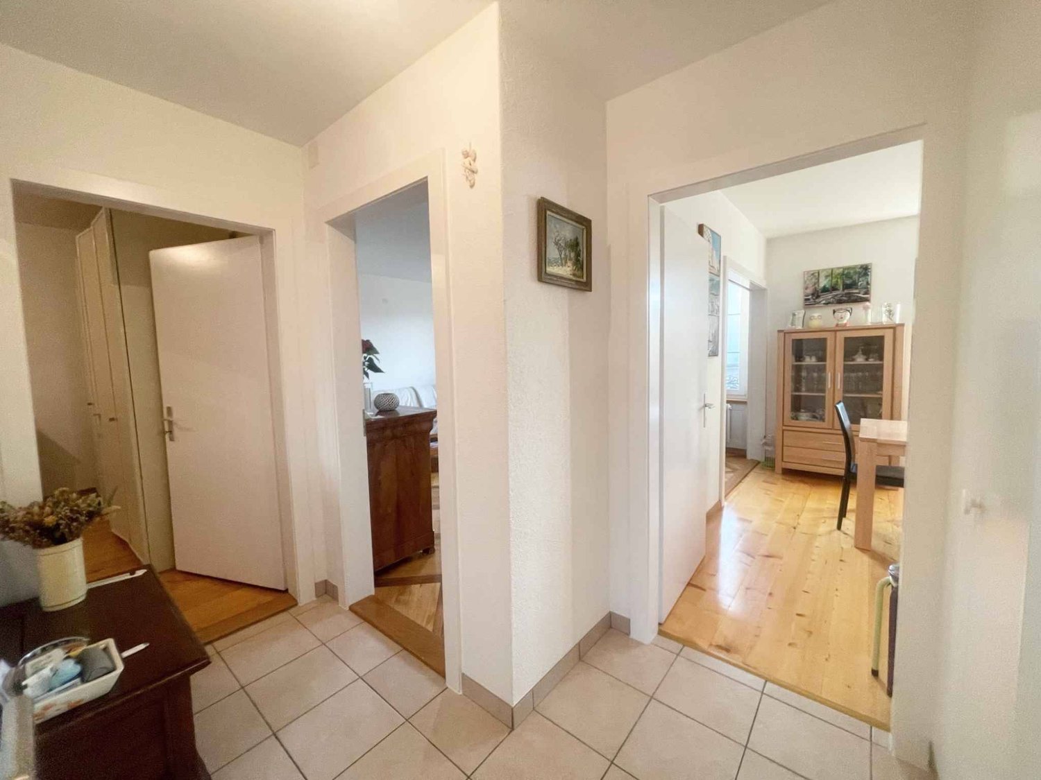 2 ½ Zimmer-Wohnung

Diese geräumige 2.5-Zimmer-Wohnung im 2. Stock eines ideal gelegenen Gebäudes im Stadtzentrum von Yverdon-les-Bains bietet einen angenehmen Lebensraum und schöne Volumina.

Die Unterkunft verfügt unter anderem über einen Balkon mit einer angenehmen, freien Sicht auf das Gewässer,