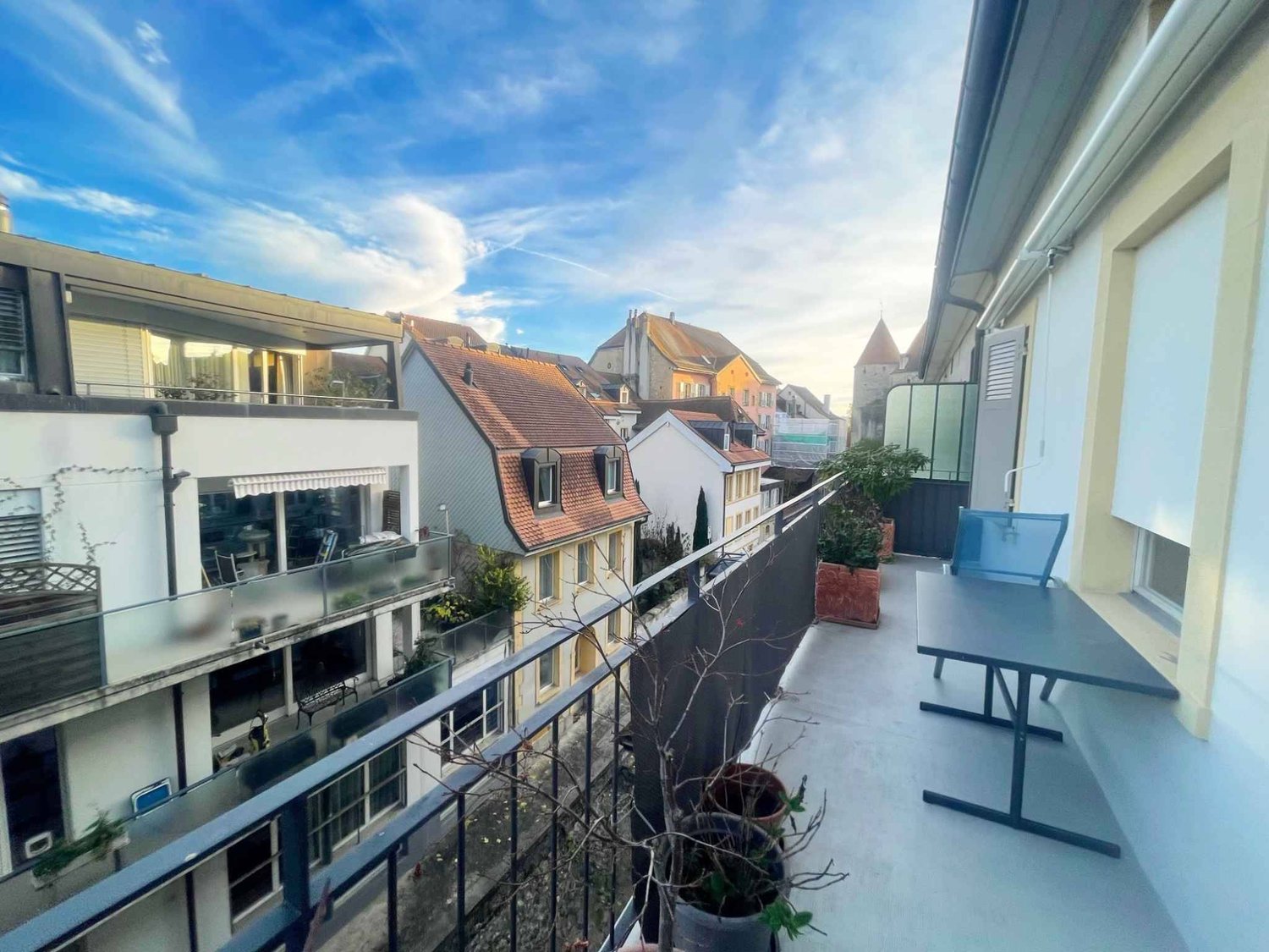2 ½ Zimmer-Wohnung

Diese geräumige 2.5-Zimmer-Wohnung im 2. Stock eines ideal gelegenen Gebäudes im Stadtzentrum von Yverdon-les-Bains bietet einen angenehmen Lebensraum und schöne Volumina.

Die Unterkunft verfügt unter anderem über einen Balkon mit einer angenehmen, freien Sicht auf das Gewässer,