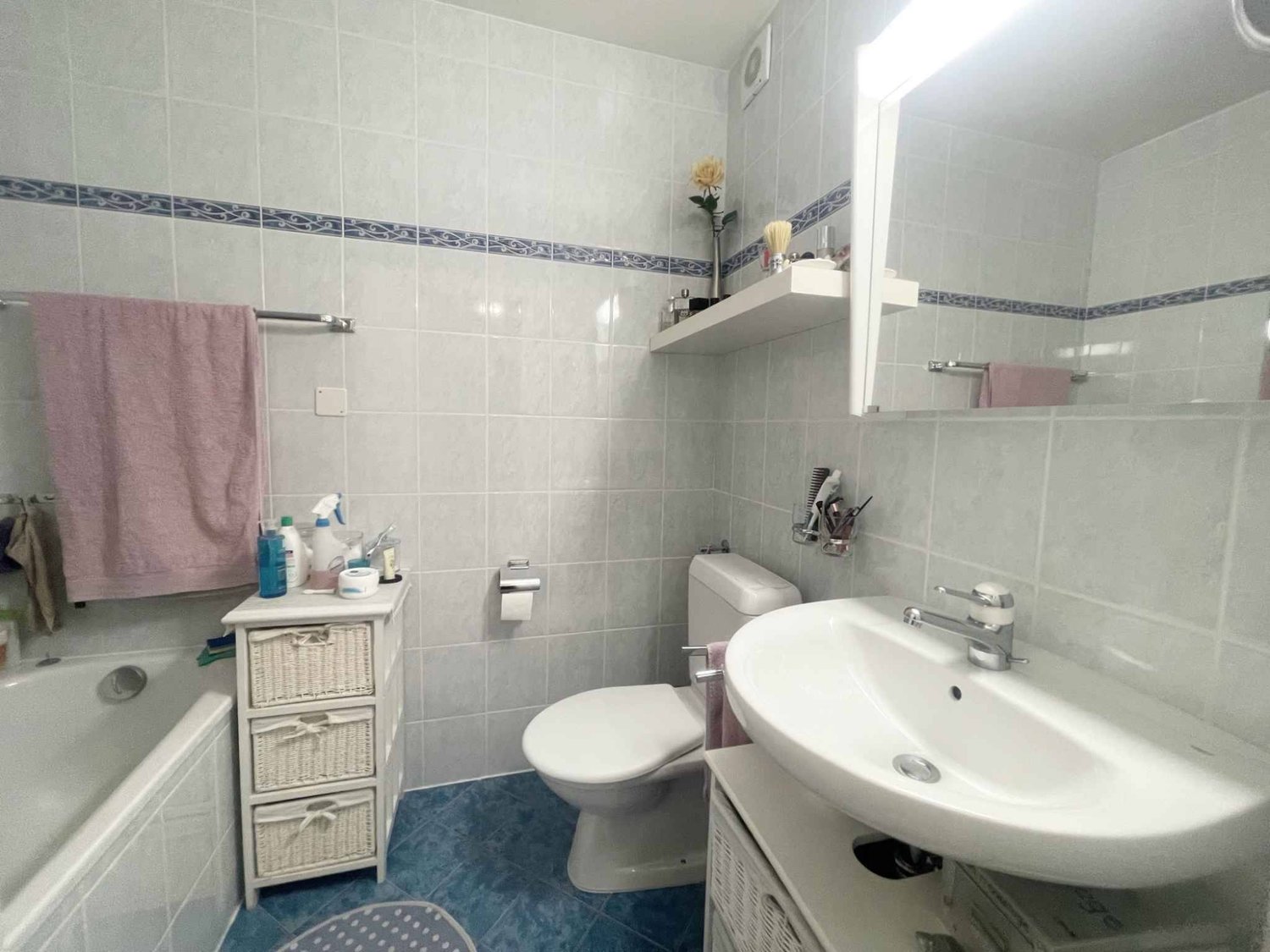 2 ½ Zimmer-Wohnung

Diese geräumige 2.5-Zimmer-Wohnung im 2. Stock eines ideal gelegenen Gebäudes im Stadtzentrum von Yverdon-les-Bains bietet einen angenehmen Lebensraum und schöne Volumina.

Die Unterkunft verfügt unter anderem über einen Balkon mit einer angenehmen, freien Sicht auf das Gewässer,