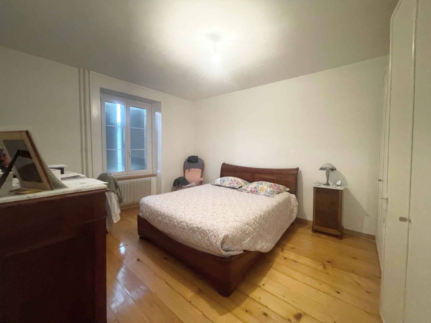 2 ½ Zimmer-Wohnung

Diese geräumige 2.5-Zimmer-Wohnung im 2. Stock eines ideal gelegenen Gebäudes im Stadtzentrum von Yverdon-les-Bains bietet einen angenehmen Lebensraum und schöne Volumina.

Die Unterkunft verfügt unter anderem über einen Balkon mit einer angenehmen, freien Sicht auf das Gewässer,