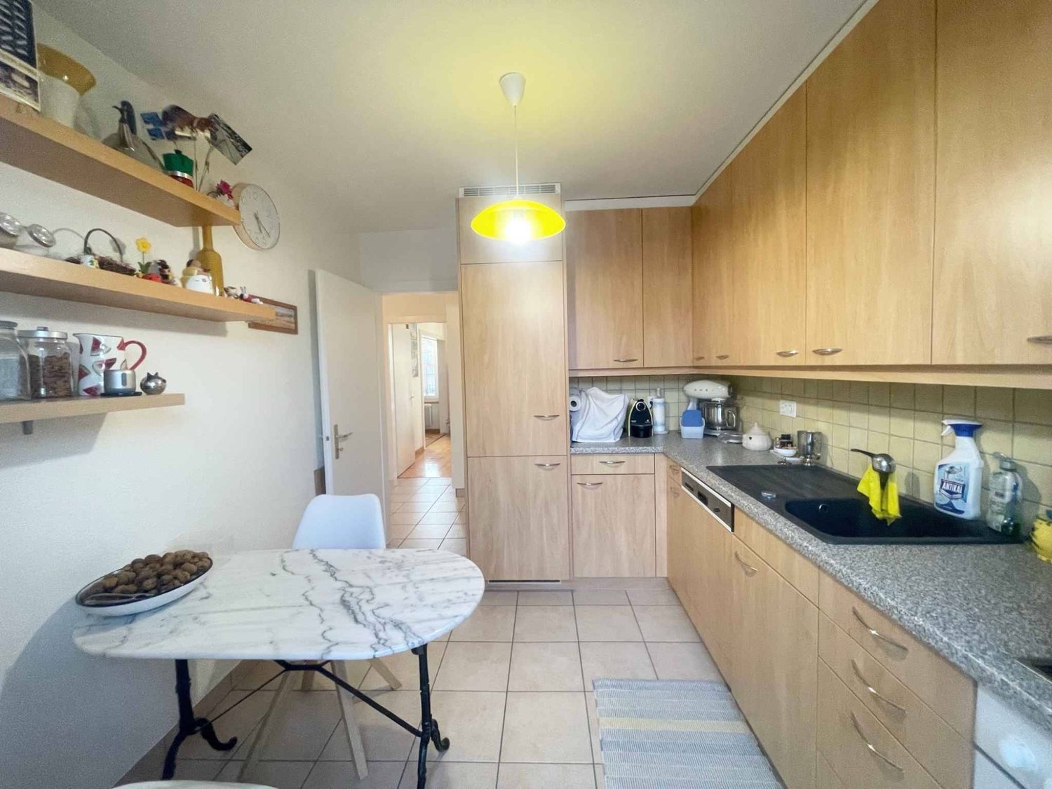 2 ½ Zimmer-Wohnung

Diese geräumige 2.5-Zimmer-Wohnung im 2. Stock eines ideal gelegenen Gebäudes im Stadtzentrum von Yverdon-les-Bains bietet einen angenehmen Lebensraum und schöne Volumina.

Die Unterkunft verfügt unter anderem über einen Balkon mit einer angenehmen, freien Sicht auf das Gewässer,
