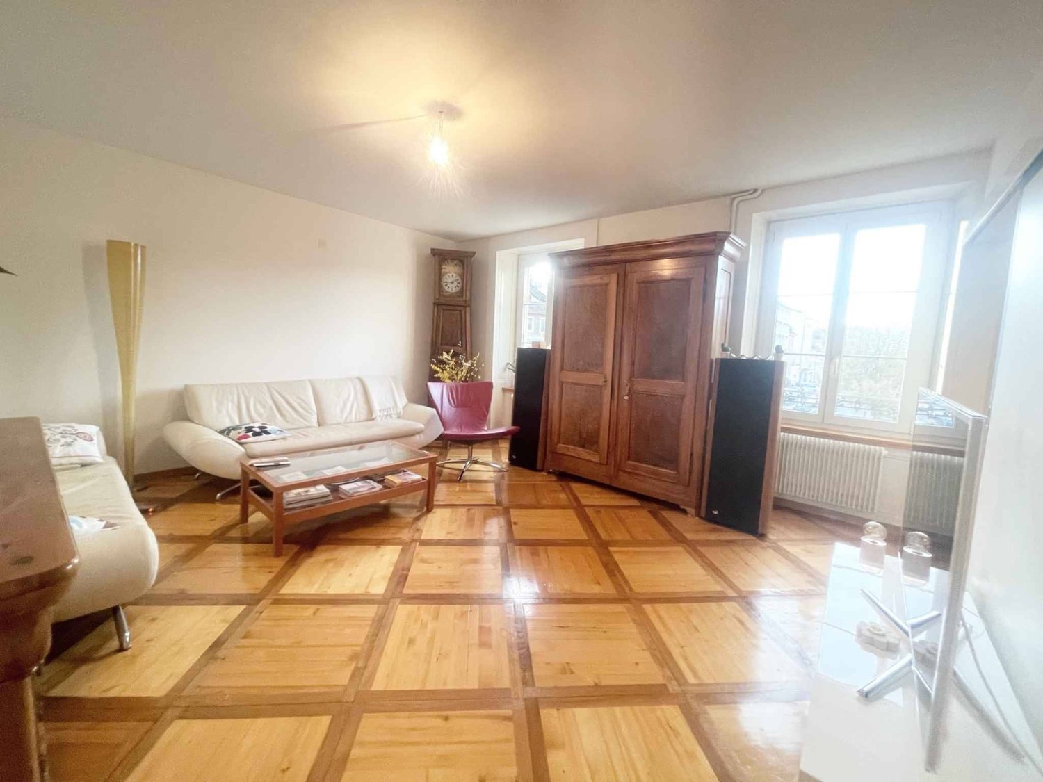 2 ½ Zimmer-Wohnung

Diese geräumige 2.5-Zimmer-Wohnung im 2. Stock eines ideal gelegenen Gebäudes im Stadtzentrum von Yverdon-les-Bains bietet einen angenehmen Lebensraum und schöne Volumina.

Die Unterkunft verfügt unter anderem über einen Balkon mit einer angenehmen, freien Sicht auf das Gewässer,