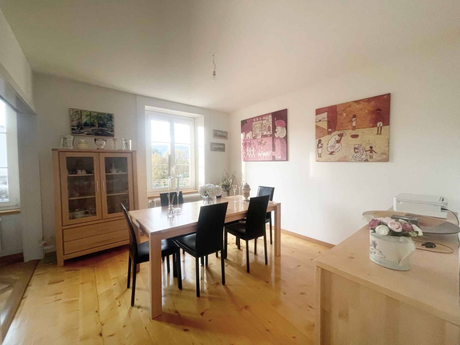 2 ½ Zimmer-Wohnung

Diese geräumige 2.5-Zimmer-Wohnung im 2. Stock eines ideal gelegenen Gebäudes im Stadtzentrum von Yverdon-les-Bains bietet einen angenehmen Lebensraum und schöne Volumina.

Die Unterkunft verfügt unter anderem über einen Balkon mit einer angenehmen, freien Sicht auf das Gewässer,