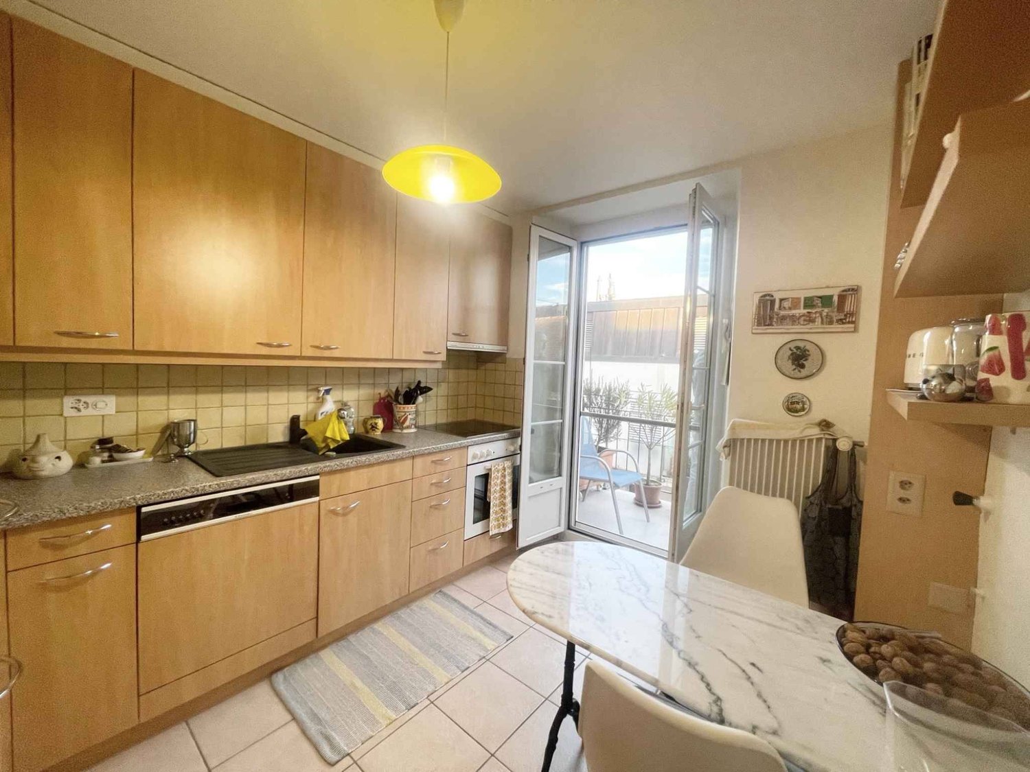 2 ½ Zimmer-Wohnung

Diese geräumige 2.5-Zimmer-Wohnung im 2. Stock eines ideal gelegenen Gebäudes im Stadtzentrum von Yverdon-les-Bains bietet einen angenehmen Lebensraum und schöne Volumina.

Die Unterkunft verfügt unter anderem über einen Balkon mit einer angenehmen, freien Sicht auf das Gewässer,