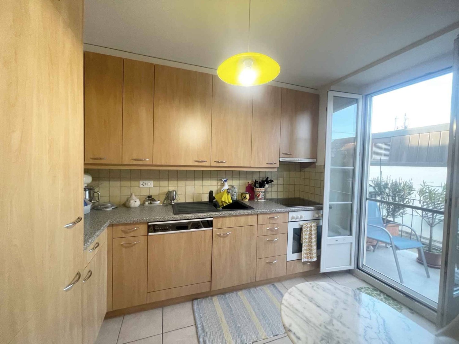 2 ½ Zimmer-Wohnung

Diese geräumige 2.5-Zimmer-Wohnung im 2. Stock eines ideal gelegenen Gebäudes im Stadtzentrum von Yverdon-les-Bains bietet einen angenehmen Lebensraum und schöne Volumina.

Die Unterkunft verfügt unter anderem über einen Balkon mit einer angenehmen, freien Sicht auf das Gewässer,