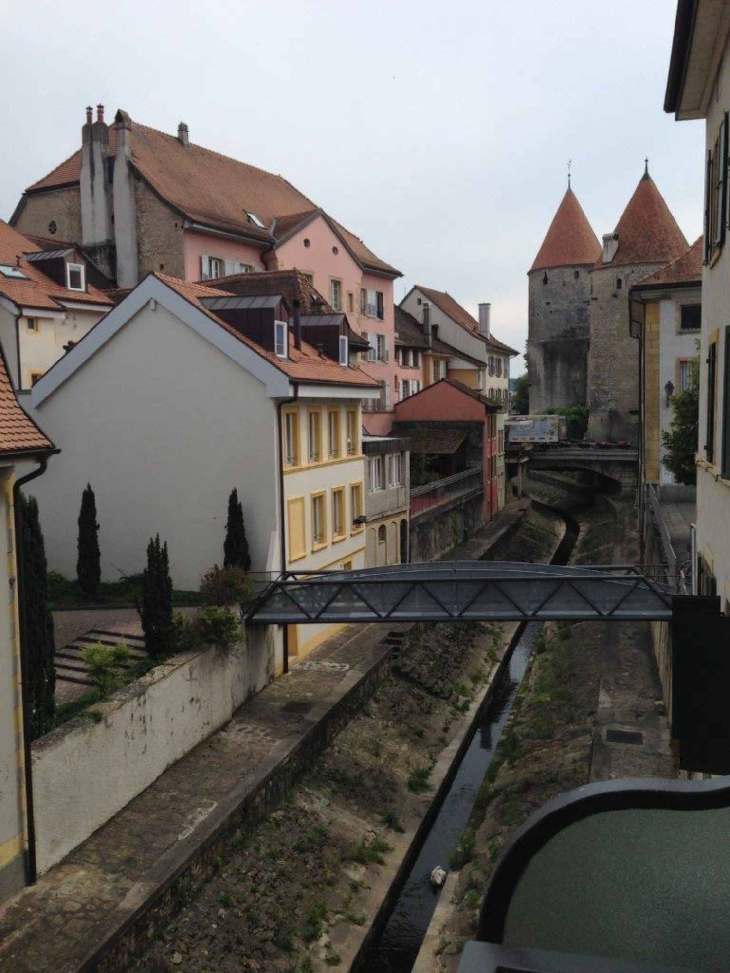 2 ½ Zimmer-Wohnung

Diese geräumige 2.5-Zimmer-Wohnung im 2. Stock eines ideal gelegenen Gebäudes im Stadtzentrum von Yverdon-les-Bains bietet einen angenehmen Lebensraum und schöne Volumina.

Die Unterkunft verfügt unter anderem über einen Balkon mit einer angenehmen, freien Sicht auf das Gewässer,
