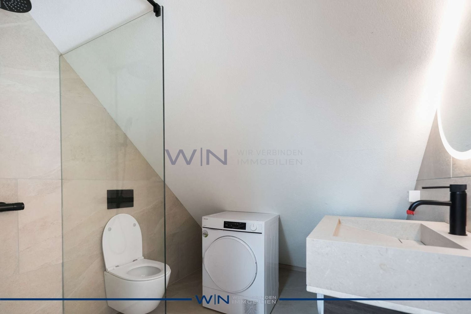 Maison duplex de 1 ½ pièces

Première occupation de rêve avec luxe & confort de vie maximal.

FAITS-WE
- Emplacement central, ensoleillé & calme à Hüntwangen – 20 min de l'aéroport de ZH.
- Sols exclusifs en parquet, pierre & carrelage avec une qualité de construction suisse durable.
- Pompe à chale