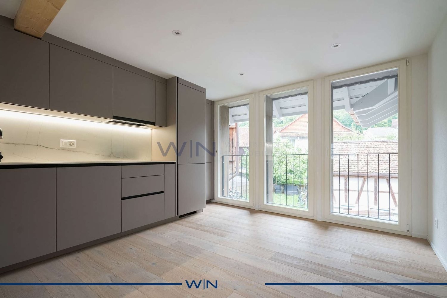 Maison duplex de 1 ½ pièces

Première occupation de rêve avec luxe & confort de vie maximal.

FAITS-WE
- Emplacement central, ensoleillé & calme à Hüntwangen – 20 min de l'aéroport de ZH.
- Sols exclusifs en parquet, pierre & carrelage avec une qualité de construction suisse durable.
- Pompe à chale