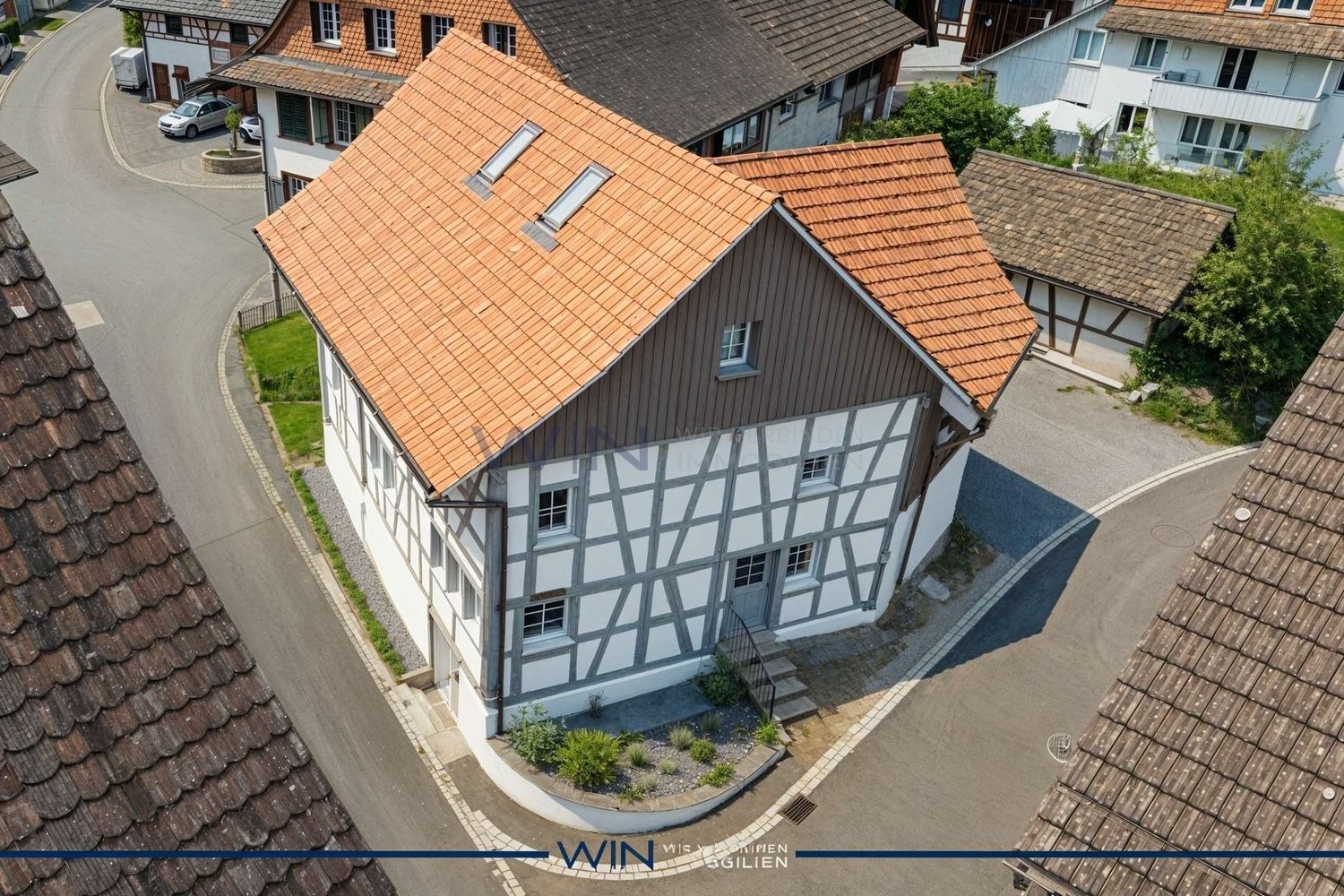 Maison duplex de 1 ½ pièces

Première occupation de rêve avec luxe & confort de vie maximal.

FAITS-WE
- Emplacement central, ensoleillé & calme à Hüntwangen – 20 min de l'aéroport de ZH.
- Sols exclusifs en parquet, pierre & carrelage avec une qualité de construction suisse durable.
- Pompe à chale
