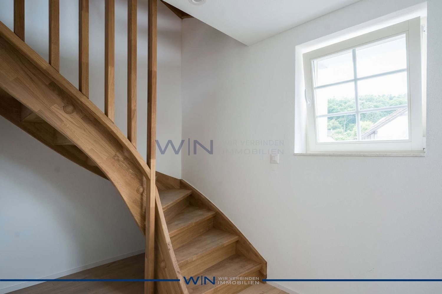 Maison duplex de 1 ½ pièces

Première occupation de rêve avec luxe & confort de vie maximal.

FAITS-WE
- Emplacement central, ensoleillé & calme à Hüntwangen – 20 min de l'aéroport de ZH.
- Sols exclusifs en parquet, pierre & carrelage avec une qualité de construction suisse durable.
- Pompe à chale