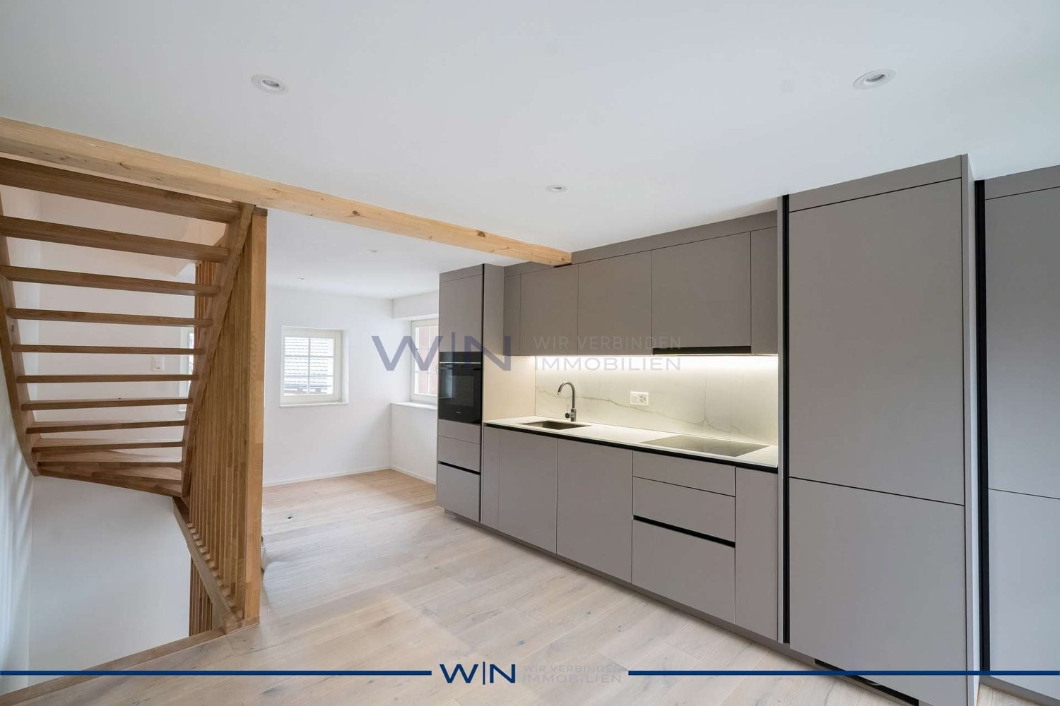 Maison duplex de 1 ½ pièces

Première occupation de rêve avec luxe & confort de vie maximal.

FAITS-WE
- Emplacement central, ensoleillé & calme à Hüntwangen – 20 min de l'aéroport de ZH.
- Sols exclusifs en parquet, pierre & carrelage avec une qualité de construction suisse durable.
- Pompe à chale