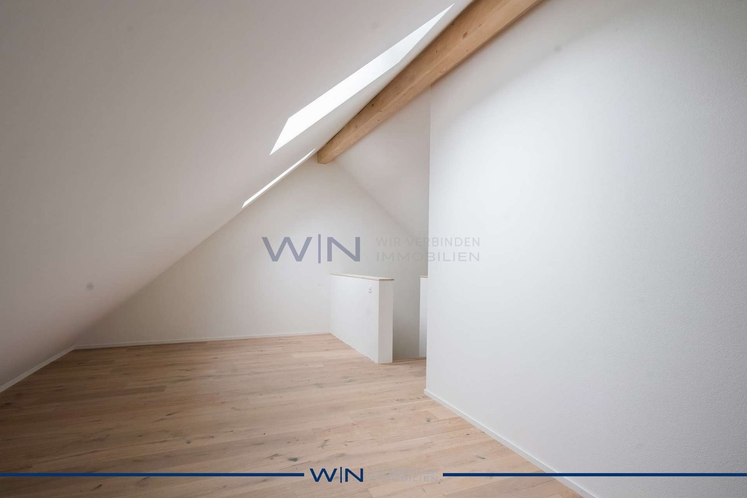 Maison duplex de 1 ½ pièces

Première occupation de rêve avec luxe & confort de vie maximal.

FAITS-WE
- Emplacement central, ensoleillé & calme à Hüntwangen – 20 min de l'aéroport de ZH.
- Sols exclusifs en parquet, pierre & carrelage avec une qualité de construction suisse durable.
- Pompe à chale