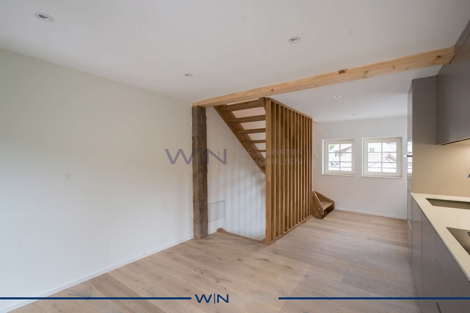 Maison duplex de 1 ½ pièces

Première occupation de rêve avec luxe & confort de vie maximal.

FAITS-WE
- Emplacement central, ensoleillé & calme à Hüntwangen – 20 min de l'aéroport de ZH.
- Sols exclusifs en parquet, pierre & carrelage avec une qualité de construction suisse durable.
- Pompe à chale