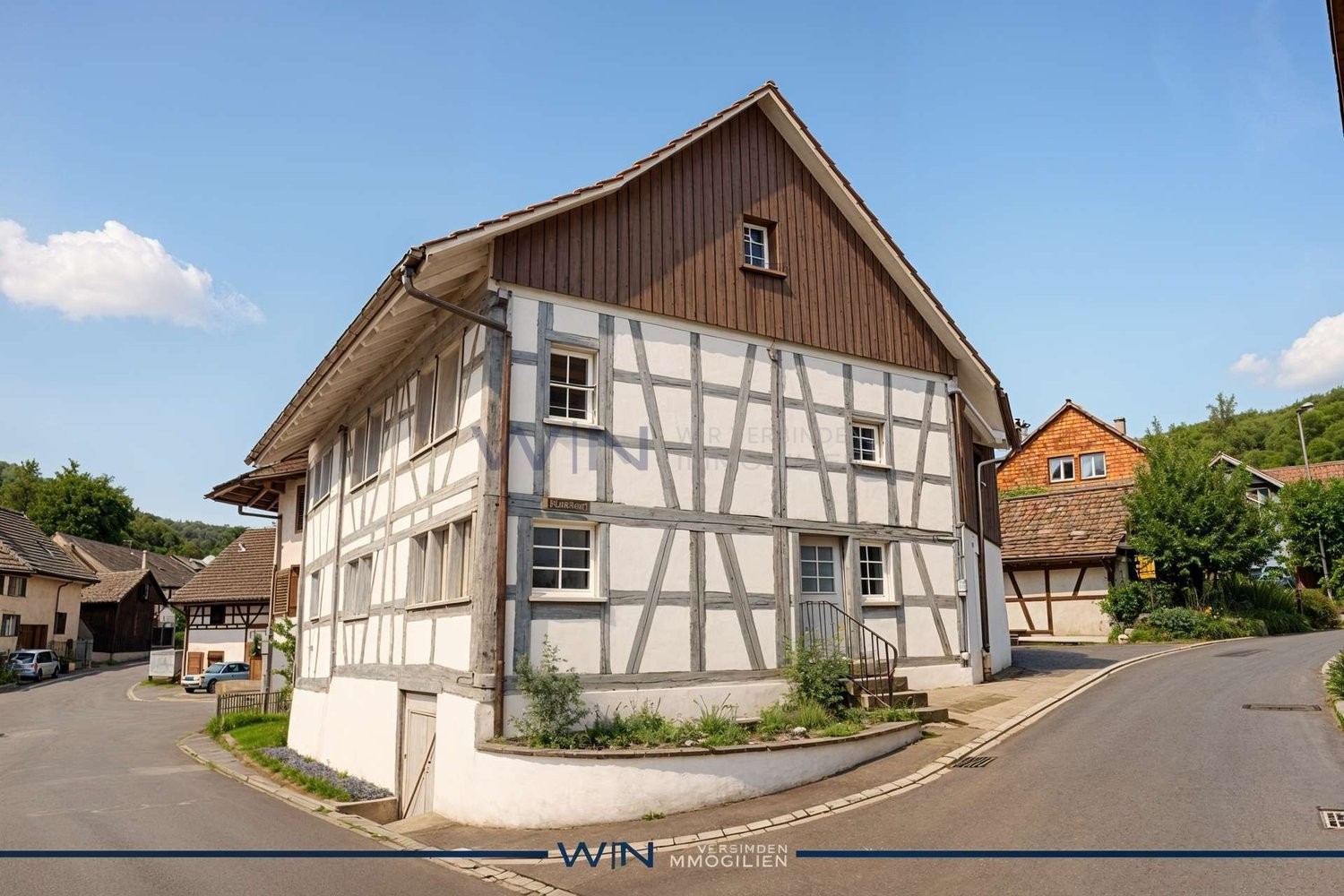 Maison duplex de 1 ½ pièces

Première occupation de rêve avec luxe & confort de vie maximal.

FAITS-WE
- Emplacement central, ensoleillé & calme à Hüntwangen – 20 min de l'aéroport de ZH.
- Sols exclusifs en parquet, pierre & carrelage avec une qualité de construction suisse durable.
- Pompe à chale