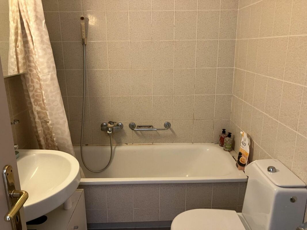 4 ½ Zimmer-Wohnung
Grosszügige Wohnung mit freiem Blick auf die Stadt.
Die 4,5-Zimmer-Wohnung verfügt über:
- Entrée mit Einbauschrank
- Küche mit direktem Zugang zum Wohnzimmer und zur Terrasse
- grosses und helles Wohnzimmer mit Zugang zur Terrasse
- 3 grosse Schlafzimmer, zwei mit Zugang zur T, Foto 6 von 9