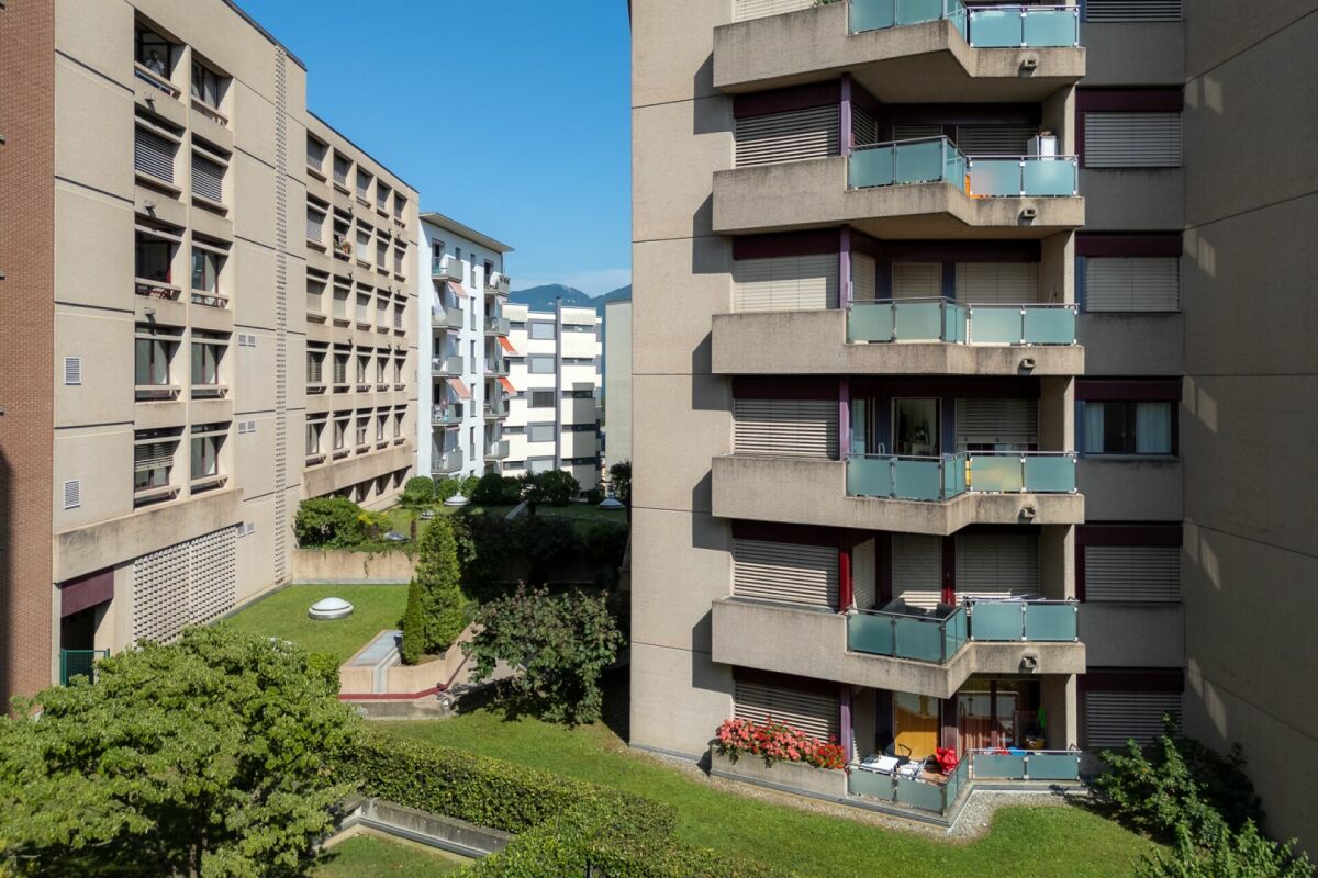 4 ½ Zimmer-Wohnung
Grosszügige Wohnung mit freiem Blick auf die Stadt.
Die 4,5-Zimmer-Wohnung verfügt über:
- Entrée mit Einbauschrank
- Küche mit direktem Zugang zum Wohnzimmer und zur Terrasse
- grosses und helles Wohnzimmer mit Zugang zur Terrasse
- 3 grosse Schlafzimmer, zwei mit Zugang zur T, Foto 1 von 9