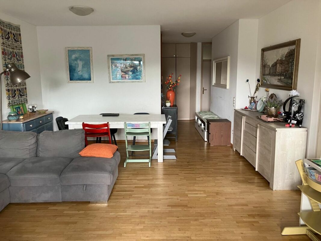 4 ½ Zimmer-Wohnung
Grosszügige Wohnung mit freiem Blick auf die Stadt.
Die 4,5-Zimmer-Wohnung verfügt über:
- Entrée mit Einbauschrank
- Küche mit direktem Zugang zum Wohnzimmer und zur Terrasse
- grosses und helles Wohnzimmer mit Zugang zur Terrasse
- 3 grosse Schlafzimmer, zwei mit Zugang zur T, Foto 4 von 9