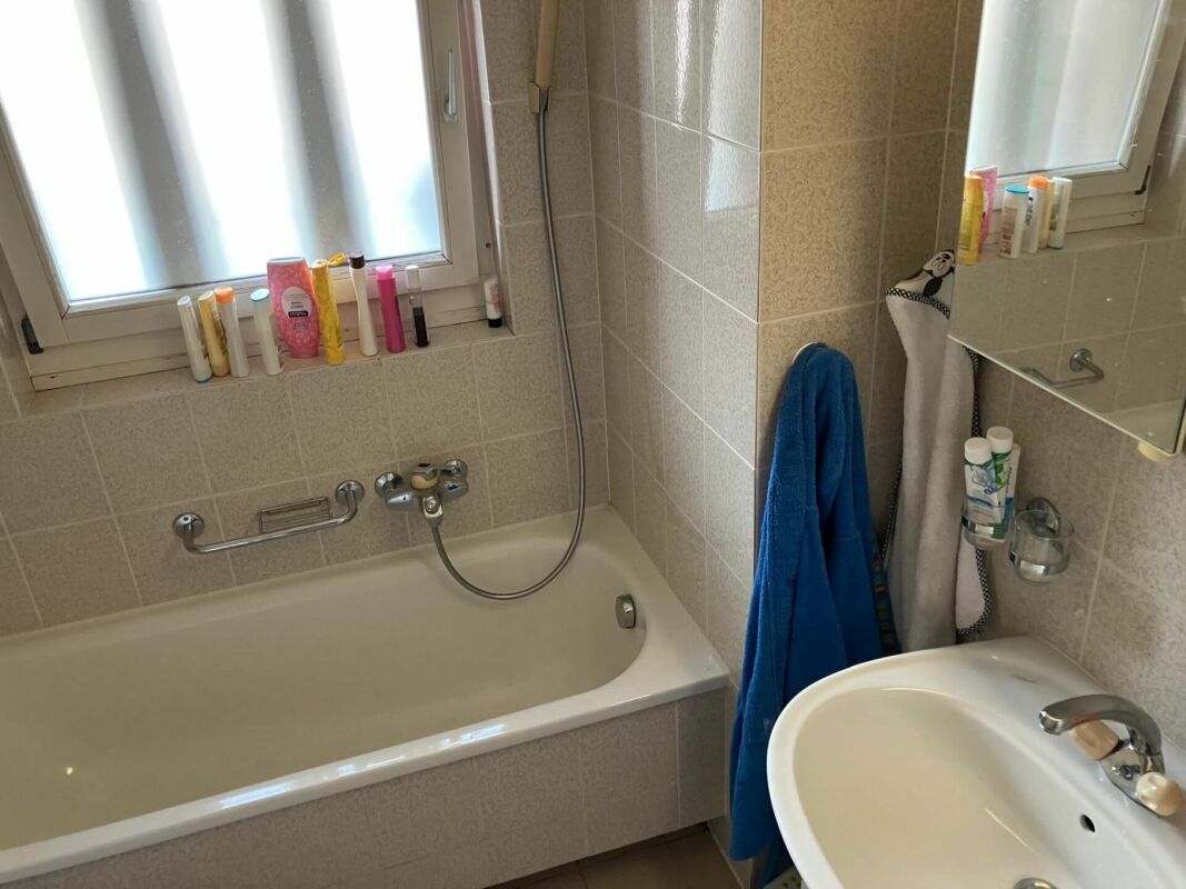4 ½ Zimmer-Wohnung
Grosszügige Wohnung mit freiem Blick auf die Stadt.
Die 4,5-Zimmer-Wohnung verfügt über:
- Entrée mit Einbauschrank
- Küche mit direktem Zugang zum Wohnzimmer und zur Terrasse
- grosses und helles Wohnzimmer mit Zugang zur Terrasse
- 3 grosse Schlafzimmer, zwei mit Zugang zur T, Foto 7 von 9