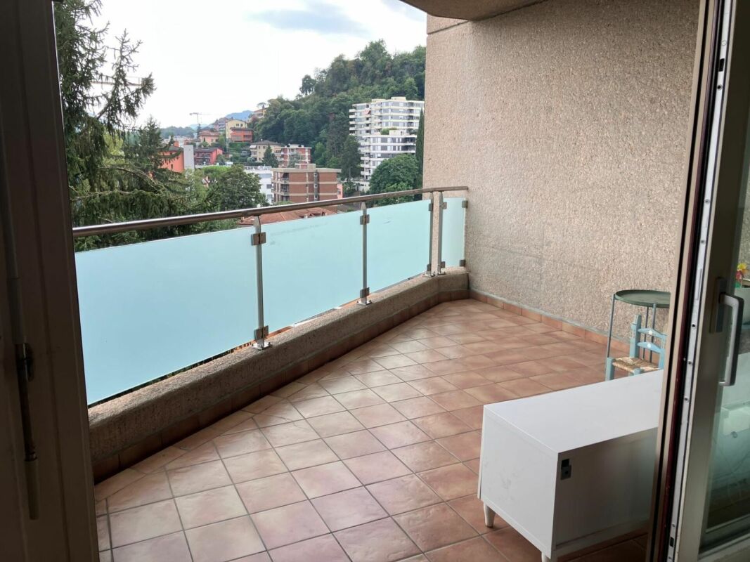 4 ½ Zimmer-Wohnung
Grosszügige Wohnung mit freiem Blick auf die Stadt.
Die 4,5-Zimmer-Wohnung verfügt über:
- Entrée mit Einbauschrank
- Küche mit direktem Zugang zum Wohnzimmer und zur Terrasse
- grosses und helles Wohnzimmer mit Zugang zur Terrasse
- 3 grosse Schlafzimmer, zwei mit Zugang zur T, Foto 8 von 9