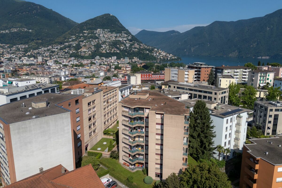 4 ½ Zimmer-Wohnung
Grosszügige Wohnung mit freiem Blick auf die Stadt.
Die 4,5-Zimmer-Wohnung verfügt über:
- Entrée mit Einbauschrank
- Küche mit direktem Zugang zum Wohnzimmer und zur Terrasse
- grosses und helles Wohnzimmer mit Zugang zur Terrasse
- 3 grosse Schlafzimmer, zwei mit Zugang zur T, Foto 2 von 9