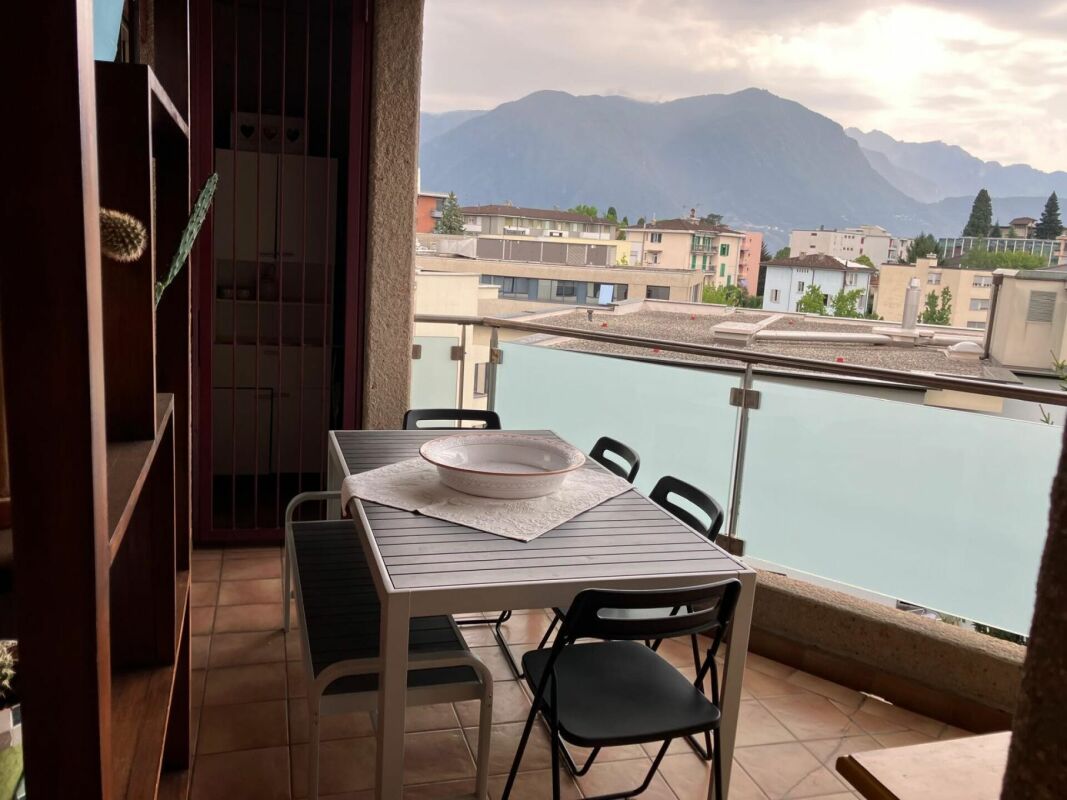 4 ½ Zimmer-Wohnung
Grosszügige Wohnung mit freiem Blick auf die Stadt.
Die 4,5-Zimmer-Wohnung verfügt über:
- Entrée mit Einbauschrank
- Küche mit direktem Zugang zum Wohnzimmer und zur Terrasse
- grosses und helles Wohnzimmer mit Zugang zur Terrasse
- 3 grosse Schlafzimmer, zwei mit Zugang zur T, Foto 9 von 9